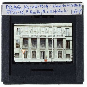 Prag, Stadtbibliothek : Eingang mit Konfranéks Allegorien der Künste