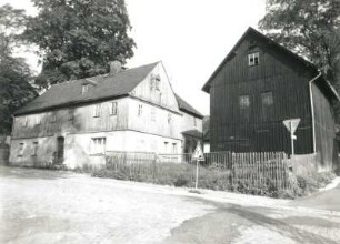 Lauter-Bernsbach, Hauptstraße 12. Gehöft. Wohnhaus und Scheune. Straßenansicht mit Einfriedung