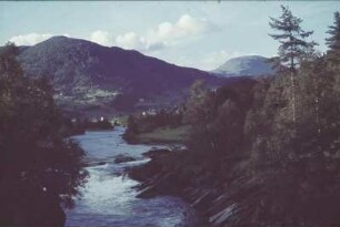 Reisefotos. Flußlandschaft mit Bergkette