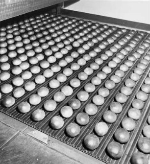 Schenefeld. Großbäckerei der Handelkette "Pro" (heute "Harry"). Backwaren verlassen automatisch den Ofen