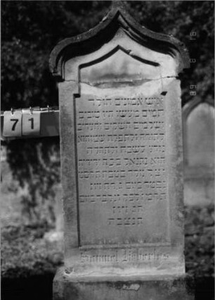 Grabstein 71 (Index: 100086532) Material: Sandstein Zustand: gebrochen und repariert, leicht abgeblättert Maße HxBxT: 170x60x16 cm Beschreibung: Stele, Sockel, kielbogenabschluß mit Verdachung: Grabstein 71