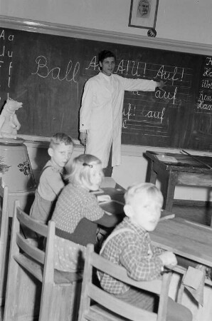 Lehrer und Schüler beim Unterricht in der Gehörlosen-Schule Güstrow : Unterrichtsszenen, Stadtansichten von Güstrow, Landschaft und Schloss
