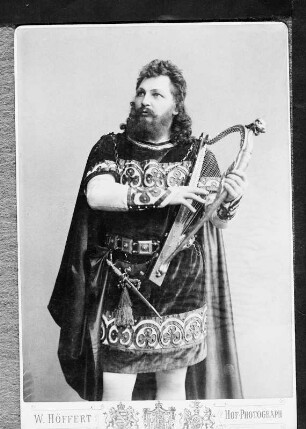 Karl Scheidemantel als Wolfram in "Tannhäuser" von Richard Wagner. Reproduktion einer Fotografie von W. Höffert (Cabinet). Bayreuther Festspiele, um 1890