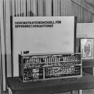 Ausstellungstafeln und Modelle