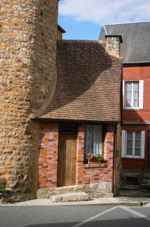 Frankreich. Basse Normandie. Orne. Domfront. Alte häuser und Stadtmauer