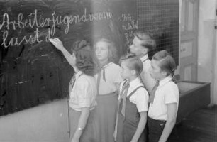 Reportage aus einer Schule in Berlin-Köpenick : Lehrerin mit Schülern während des Unterrichts an der Tafel