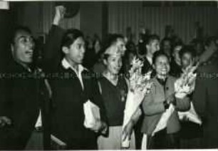 Die vietnamesische Delegation der 3.Weltfestpiele auf einem Freundschaftstreffen