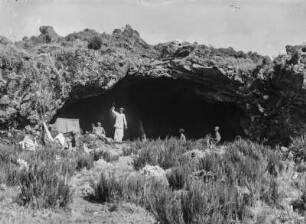 Hans-Meyer-Höhle : Expeditionslager in der sogenannten "Hans-Meyer-Höhle"
