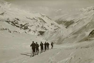 Österreich. Ötztaler Alpen. Gurgltal. Blick talabwärts. Im Vordergrund Skiläufer beim Aufstieg zur Karlsruher Hütte
