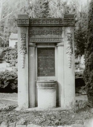 Grabmal für Robert Hermann Winkler (gestorben 1921, Maurermeister) und seine Frau Emilie Ida Winkler geborene Horn (gestorben 1930)