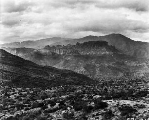 Salt River Canyon : Rhyolith-Tuffberge am Rand des Salt River Canyon.