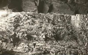 Spreetal : Spreetal unterhalb von Bautzen. Diasbasgänge am Kupferhammer. Ansatz des Diabases am Granit im Inneren der großen Spalte