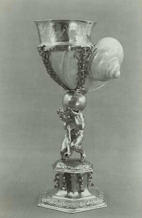 Pokal mit Perlmutterschnecke, von kniendem Herkules mit der Weltkugel getragen