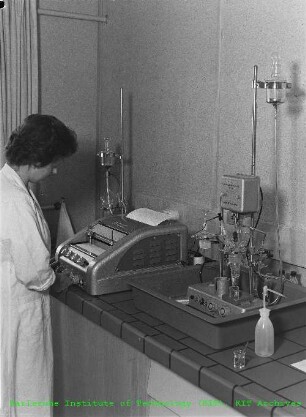 Mitarbeiterin beim Tätigkeiten am Polarograph am Institut für Reaktorbauelemente (IRB)
