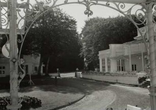Blick von der Terrasse des Hotels "Kurhaus" zur Kurplatzeinfahrt am Kurhaus