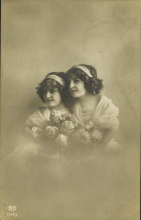 [Zwei Mädchen mit Blumen]