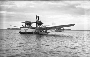 Stralsund. Hafen. Zweimotoriges Wasserflugzeug Rohrbach "Rocco" D-1261" (um 1927; Rohrbach-Metallflugzeugbau). Schrägansicht von vorn über das Wasser