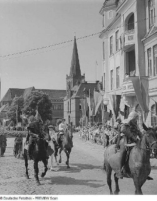 Bergen. 300-Jahrfeier mit Reitern in historischen Kostümen