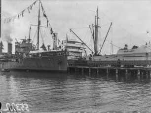 Im Hafen von Lobito : Blick in den Hafen mit Kai und Dampfschiffen