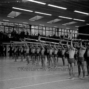 Stormarnhalle: Einweihung: Turnvorführungen, dahinter Gäste