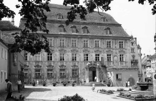 Lindau: Haus zum Cawazzen: Museum mit Platz und Brunnen