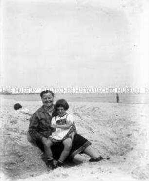 Seebad Heringsdorf, Frau mit Mädchen am Strand