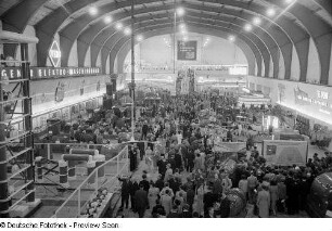 Exponate der Vereinigung Volkseigener Betriebe des Elektromaschinenbaus (VEM) auf der Leipziger Herbstmesse 1954