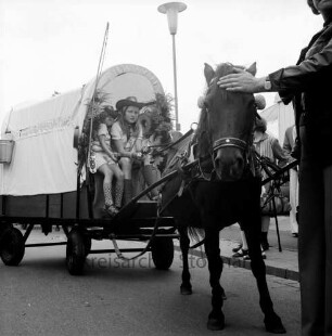 Schützen- und Volksfest: Veranstalter Heimatring und Ahrensburger Schützengilde: Umzug: Pferdewagen mit Kindern, 24. August 1975