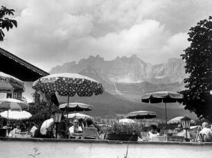 Österreich. Tirol. Blick von einem Restaurant auf den Wilden Kaiser, einem der zwei Gebirgszüge des Kaisergebirges