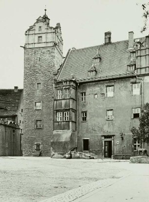 Bernburg, Schloss Bernburg, Blick über den Hof nach Südosten zum Blauen Turm