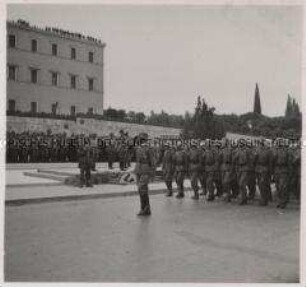 Wehrmachtssoldaten, Siegesparade in Athen, Gebirgsjäger vor ihrem Oberbefehlshaber