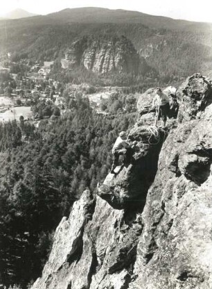 Zittauer Gebirge. Mönchswand. Kletterer bei der Besteigung von Südwest