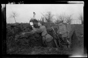 Armentières (Dep. Nord, Frankreich): Soldaten mit einer Handgranate und mit Gewehren in einem Schützengraben der "Sachsenstellung"