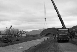 Freiburg, Ebnet: Brückeneinhebung über die Dreisam, in Höhe der Dreisamhalle