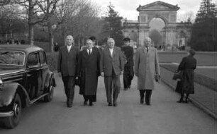 Freiburg: Kranzniederlegung; Gruppe mit Minister Erhard; auf dem Weg zum Ehrenmal; mit Präsident Linnemann, E. Raemisch und Oberbürgermeister Dr. Hoffmann