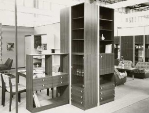 Anbauwand : Ausstellungskoje mit Wohnzimmermöbeln (1974; VEB Möbelkombinat Wi-We-Na). Ansicht mit Anbauwandteilen als Raumteiler und Eßplatz