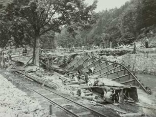 Müglitztal bei der Brückenmühle unterhalb Glashütte. Zerstörte Brücke der Schmalspurbahn nach der Unwetterkatastrophe am 8./9. Juli 1927. Aufräumarbeiten mit Notbrücke
