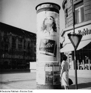 Litfaßsäule mit Zigarettenwerbung in Berlin