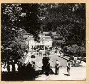 Blick in den Garten des Schlosses Linderhof in der oberbayerischen Gemeinde Ettal