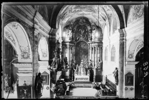 Österreich, Linz. Stadtpfarrkirche Mariä Himmelfahrt. Inneres mit Blick zum Altar
