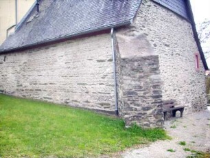 Langhaus von Nordwesten mit Strebepfeiler