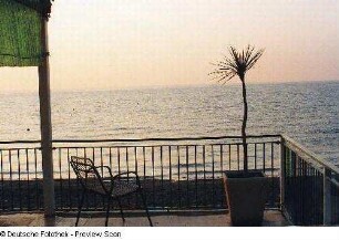 Blick von einer Terrasse auf das Meer