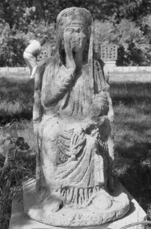 Grabstatue einer Frau