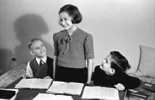 Bukarest: Familie Schmidt, Kinder an der Schulbank