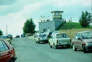 Barigauer-Höhe mit Gaststätte und Turm, parkende Autos beim Turmfest