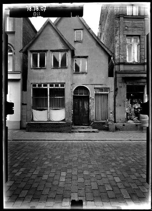Güstrow. Mühlenstraße 7/8. Wohnhaus mit Läden. Straßenfront