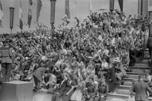 Friedensmarsch anlässlich der III. Weltfestspiele der Jugend und Studenten in Berlin am 12. August 1951