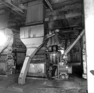 VE Braunkohlenkombinat Senftenberg, Brikettfabrik Sonne (I 1952-1954, II 1961-1962). Abschnitt Trocknung / Trockenkohlebehandlung. Trockenkohle-Hammermühle mit Metallaushaltegerät : Freienhufen. VE Braunkohlenkombinat Senftenberg, Brikettfabrik Sonne (I 1952-1954, II 1961-1962). Abschnitt Trocknung / Trockenkohlebehandlung. Trockenkohle-Hammermühle mit Metallaushaltegerät