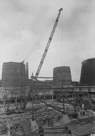 Industrie-Kraftwerk. Montage eines Kühlturmes : Lauta (Niederlausitz). Industrie-Kraftwerk. Montage eines Kühlturmes