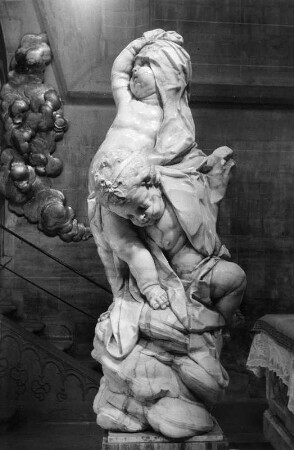 Östliches Puttenpaar : Östliches Puttenpaar. Marmor? (1779; J. G. Dirr). Salem. Pfarrkirche Mariä Himmelfahrt (Ehemalige Zisterzienser-Abteikirche), Hochaltarschranke, Nordseite
